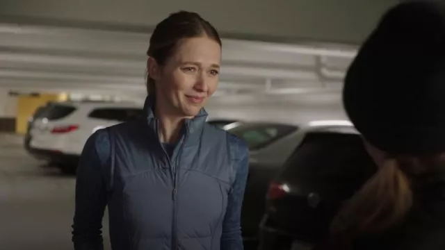 Lululemon Down For it All Gilet Chambray porté par Georgia Gregory (Kari Matchett) vu dans A Million Little Things (S05E07)