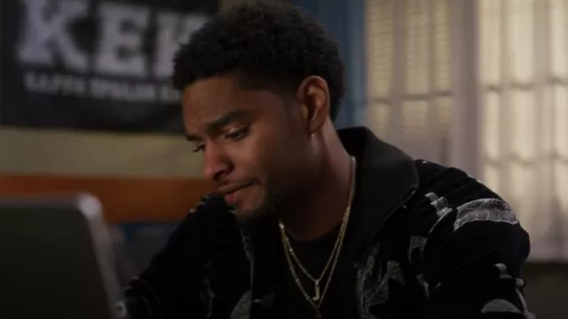 Chaqueta Givenchy FLoral Schematics usada por Jessie 'JR' Raymond (Sylvester Powell) como se ve en All American: Homecoming (S02E15)