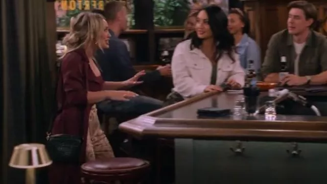 Clare V Midi Sac in Green Croco worn by Sophie (Hilary Duff) as seen in How I Met Your Father (S02E10)