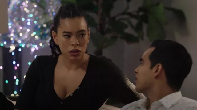 Jonathan Simkhai Standard Connie Compact Rib-Knit Short-Sleeve Henley Bodysuit usado por Nancy Gillian (Brianna Baker) como se ve en 9-1-1: Lone Star (S04E09)