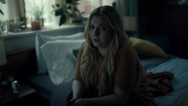 Project Social T Tiger Camiseta teñida Vestido en amarillo usado por Esme Brewer (Abigail Breslin) como se ve en Acusado (S01E10)