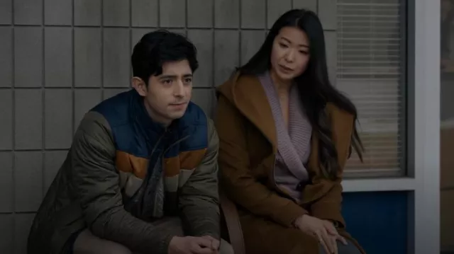 LL Bean Mountain Classic Puffer Hooded Jacket porté par Gabriel Martin (Pablo Castelblanco) vu dans Alaska Daily (S01E09)