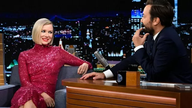 Prabal Gurung Sequin Robe rose portée par Naomi Watts vue dans The Tonight Show Starring Jimmy Fallon