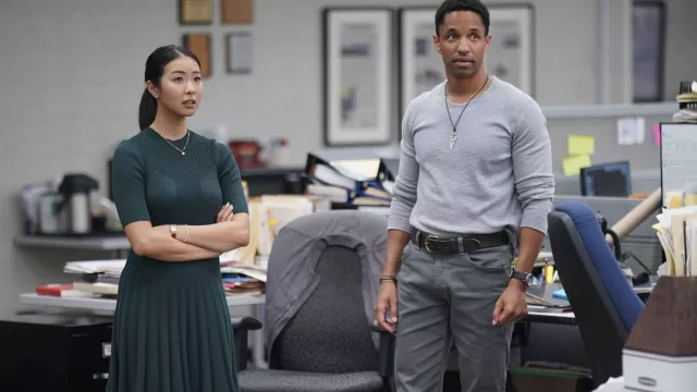 Robe plissée verte Ted Baker portée par Jieun Park (Ami Park) comme on le voit dans la garde-robe de la série télévisée Alaska Daily (saison 1 épisode 5)