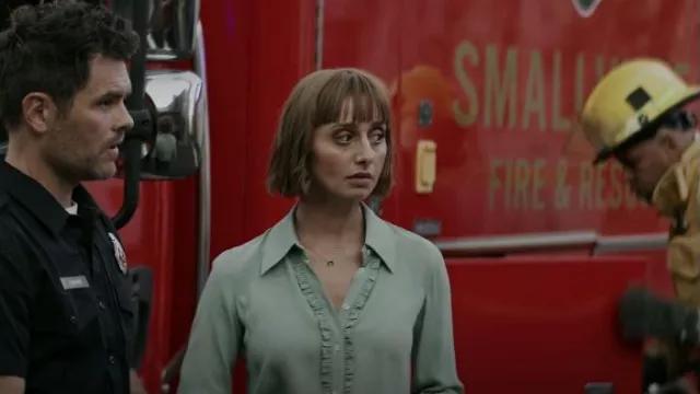 Camisa de seda No. 21 usada por Chrissy Beppo (Sofia Hasmik) como se ve en Superman & Lois (S03E02)