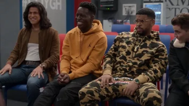 Una sudadera con capucha de tiburón de 1er Camo de mono de baño® usada por Isaac McAdoo (Kola Bokinni) como se ve en Ted Lasso (S03E03)