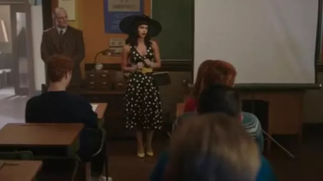 Jimmy Choo Love 100 Suede Pointy Toe Pumps usadas por Veronica Lodge (Camila Mendes) como se ve en Riverdale (S07E01)