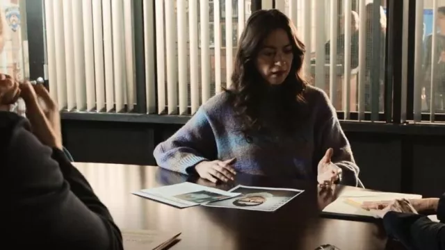 COS Oversize Ombré Stripe Wool Crewneck Sweater porté par comme vu dans Law & Order: Special Victims Unit (S24E16)