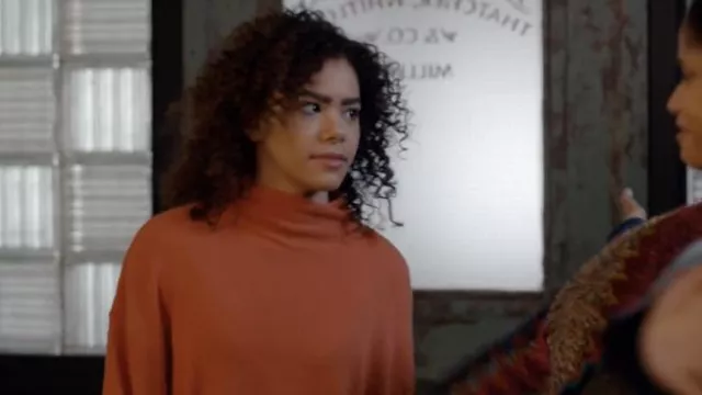Le pull orange porté par Ginny Miller (Antonia Gentry) dans la série Ginny & Georgia (Saison 2 Episode 1)