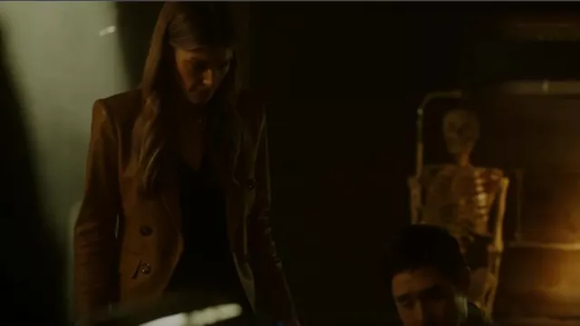 Veronica Beard Cooke Veste en cuir portée par Addison Augustine (Caitlin Bassett) comme on le voit dans Quantum Leap (S01E16)