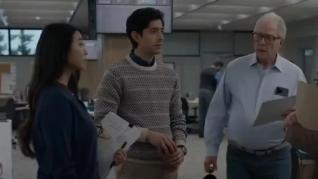 Pull tricoté à motifs sélectionné porté par Gabriel Martin (Pablo Castelblanco) vu dans Alaska Daily (S01E11)