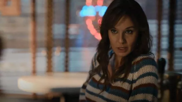 Billabong No Brainer V-Neck Pullover Sweater de Birdie Nicoletti (Sarah Wayne Callies) como se ve en The Company You Keep (S01E06)