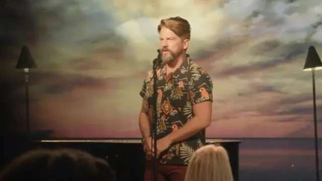 Banks Journal Alo­ha Club S/S Wo­ven Shirt worn by Rick (Zachary Knighton) as seen in Magnum P.I. (S05E08)