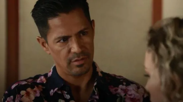 JOGAL Men's Flower Casual Button Down Short Sleeve Hawaiian worn by Thomas Magnum (Jay Hernandez) as seen in Magnum P.I. (S05E08)
