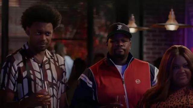 Reiss Rico Abstract Print Camisa de cuello cubano usada por Noah Koles (Echo Kellum) como se ve en Grand Crew (S02E05)