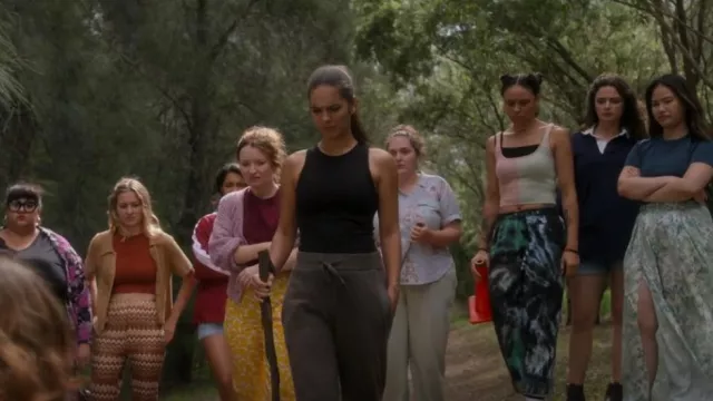 Love And Nostalgia Voodoo Tie Dye Track Pant usado por Megan (Chi Nguyen) como se ve en Class of '07 (S01E03)