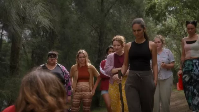 Oxford Imogen Collar Cardigan porté par Renee (Emma Horn) comme vu dans Class of '07 (S01E03)