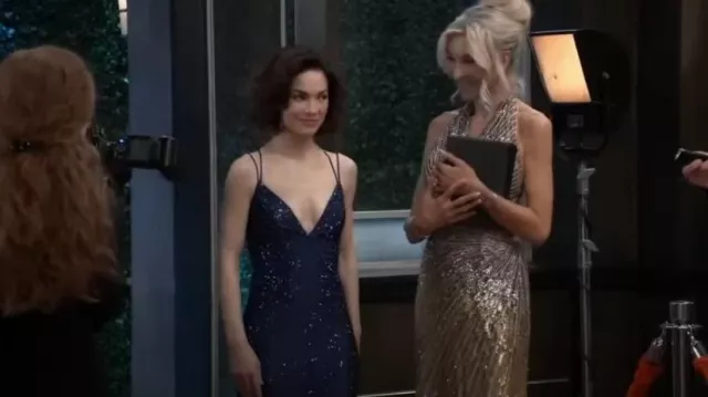Robe ajustée en jersey strass Sherrihill portée par Elizabeth Webber (Rebecca Herbst) vue à l’hôpital général le 3 avril 2023