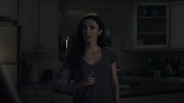 James Perse Re­verse Bind­ing V-Neck Tee worn by Lois Lane (Bitsie Tulloch) as seen in Superman & Lois (S03E04)