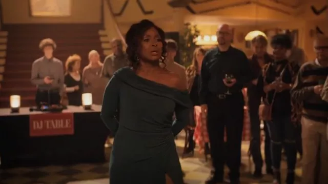 Cassandra Stone by Mac Duggal Robe à décolleté asymétrique portée par Izzy (Crystal R. Fox) vue dans The Big Door Prize (S01E04)