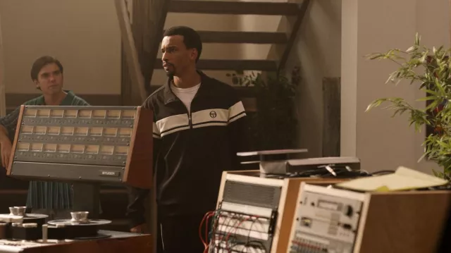 Sergio Tacchini Chaqueta de chándal en negro usada por Mitchell 'Divine' Diggs (Julian Elijah Martinez) como se ve en Wu-Tang: An American Saga (S03E10)