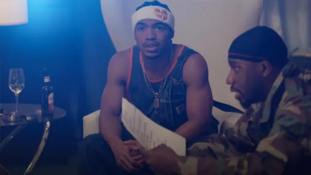 Carhartt Salopette en détresse des années 1990 portée par Lamont Jody Hawkins alias U-God (Damani D. Sease) vue dans Wu-Tang: An American Saga (S03E10)