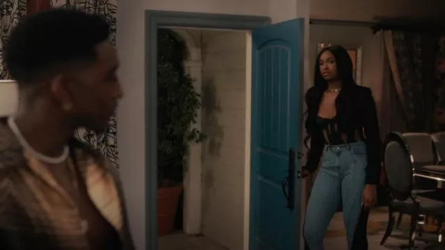 Jeans taille haute à panneaux torsadés Mugler portés par Hilary Banks (Coco Jones) vus dans Bel-Air (S02E07)