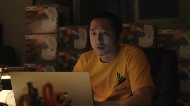 Sprint Telecom t-shirt in yellow worn by Danny Cho (Steven Yeun) as seen in Beef (S01E07)