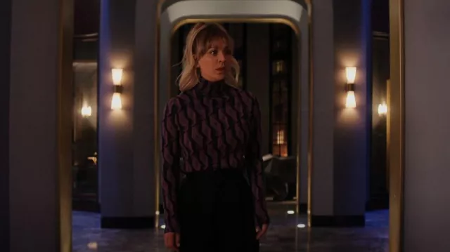Prada Superfine Wool Jacquard Turtleneck Sweater usado por Cassie Bowden (Kaley Cuoco) como se ve en The Flight Attendant (S02E01)