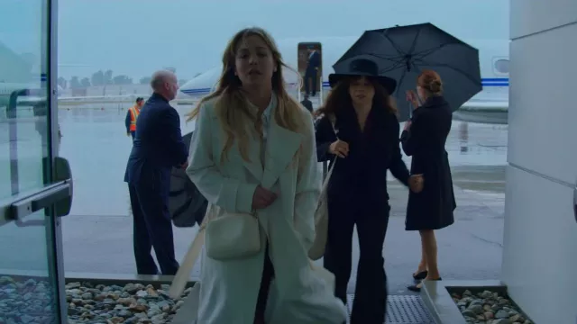 Clare V. Mi­di Sac worn by Cassie Bowden (Kaley Cuoco) as seen in The Flight Attendant (S02E04)