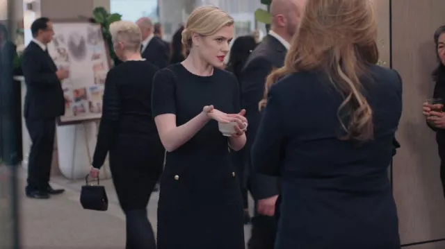 St. John Collection Short Sleeve Bouclé Knit Sheath Robe portée par Sadie Ryan (Harriet Dyer) vue dans American Auto (S02E11)