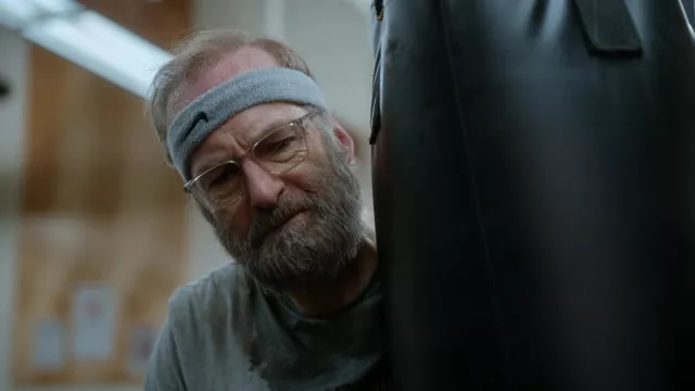 Bandeau Nike Swoosh porté par William Henry Devereaux, Jr. (Bob Odenkirk) vu dans Lucky Hank (S01E04)