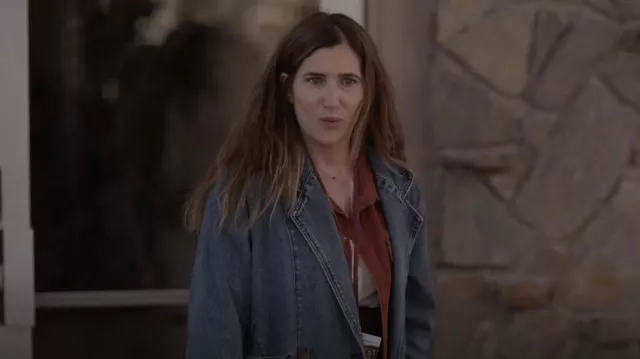 Seule veste en jean portée par Clare Pierce (Kathryn Hahn) comme on le voit dans Tiny Beautiful Things (S01E01)