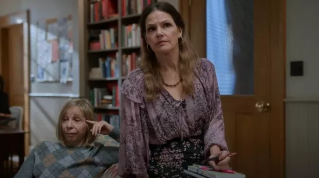 Par Anthropologie Chemisier transparent smocké porté par Gracie DuBois (Suzanne Cryer) vu dans Lucky Hank (S01E04)