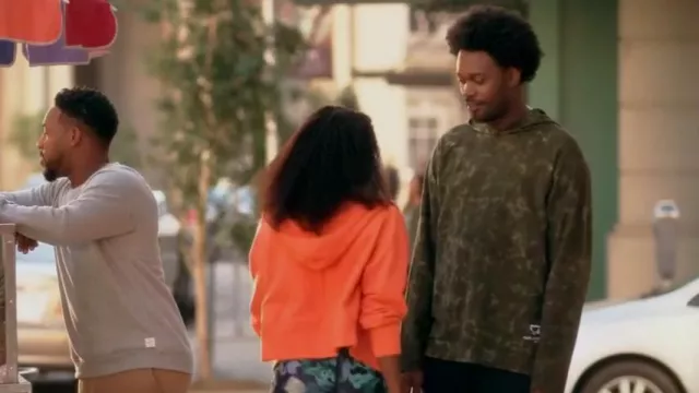 Karl Lagerfeld Tie Dye Hoodie porté par Noah Koles (Echo Kellum) vu dans Grand Crew (S02E06)