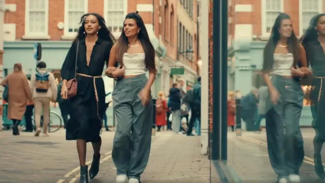 Pantalon sur mesure Motel Sakila porté par Issy vu dans Made in Chelsea (S25E04)