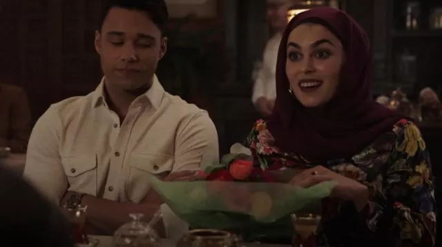 Alice + Olivia Randa Manche Blouson nouée BLouse portée par Marjan Marwani (Natacha Karam) comme on le voit dans 9-1-1: Lone Star (S04E12)