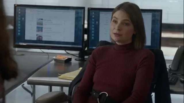 Charles Henry Vestido de suéter de cuello alto de manga larga usado por Taylor Rentzel (MacKenzie Meehan) como se ve en Bull (S06E22)