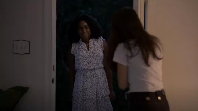 Concepts collectifs Robe fleurie à plusieurs niveaux portée par Brit Monclair (Sasha Compère) vue dans Single Drunk Female (S01E06)