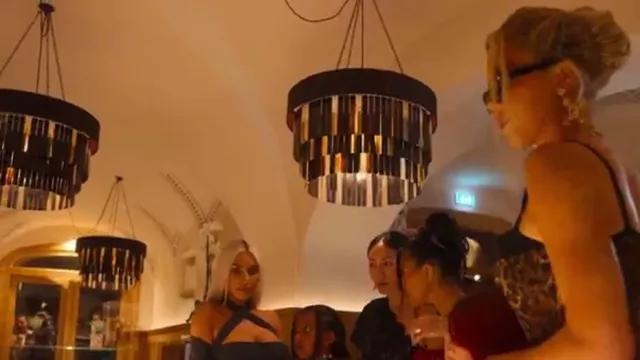 Dolce & Gabbana Cross Over Strap Top porté par Kim Kardashian comme on le voit dans 'Til Death Do Us Part: Kourtney And Travis (S01E01)