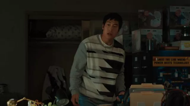Alfani Geo­met­ric Cot­ton Crew­neck Sweater worn by Paul Cho (Young Mazino) as seen in BEEF (S01E09)