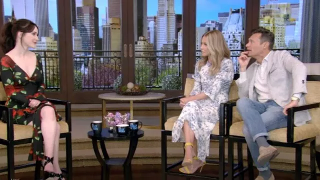 Gianvito Rossi Portofino Sandalias de ante de 105 mm usadas por Kelly Ripa como se ve en VIVO con Kelly y Ryan el 13 de abril de 2023