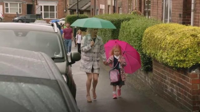 Manteau de trench Barbour porté par Lucy (Lucy Beaumont) comme on le voit dans Meet the Richardsons (S04E01)