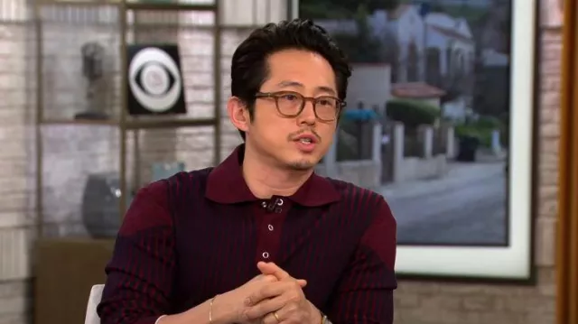 Bottega Veneta Polo de algodón acanalado usado por Steven Yeun visto en CBS Mornings el 13 de abril de 2023