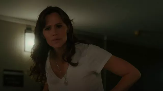 Madewell Whisper Cotton V-Neck Tee worn by Hannah Hall (Jennifer Garner) as seen in The Last Thing He Told Me (S01E01)