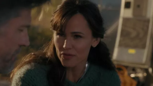 Madewell Paperclip Chain Neckalce worn by Hannah Hall (Jennifer Garner) as seen in The Last Thing He Told Me (S01E02)