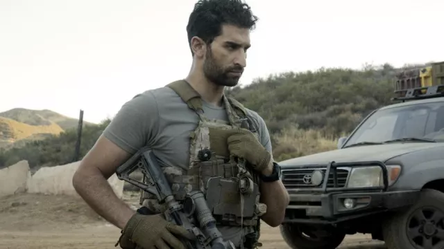 Gants tactiques portés par Omar Hamza (Raffi Barsoumian) dans les tenues de la série télévisée SEAL Team (saison 6 épisode 4)