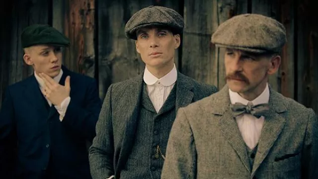 The detachable English collar worn by Thomas Shelby (Cillian Murphy) in the series Peaky Blinders (Season 1 Episode 1)