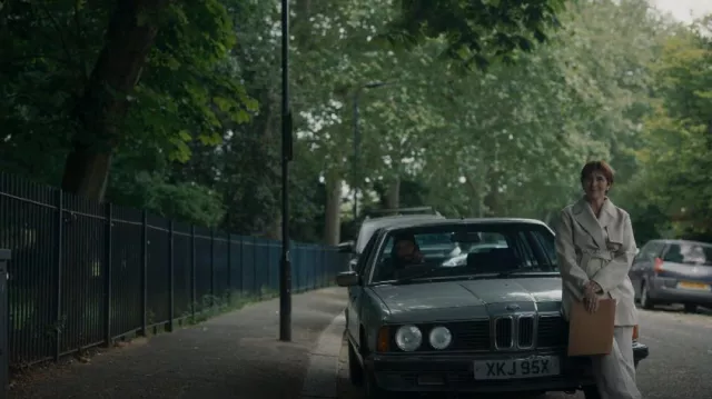 Joseph Chasy Belted Wool Twill Jacket usada por Carolyn Martens (Fiona Shaw) como se ve en Killing Eve (S04E01)