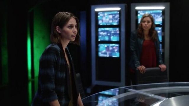The jacket plaid Smythe of Thea Queen (Willa Holland) in The Flash S02E08